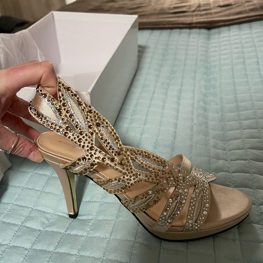 Brand new side leaf sparkle pumps